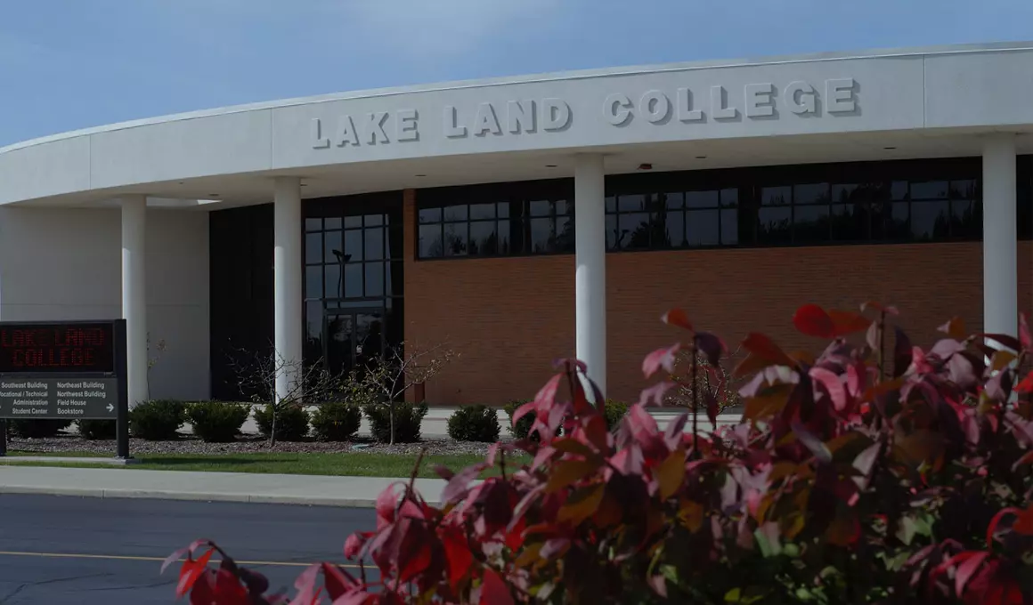 Lake Land College building and landscaping